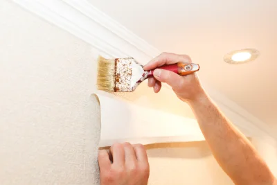 Pose de papier peint à Conségudes — revêtements muraux et toiles de verre